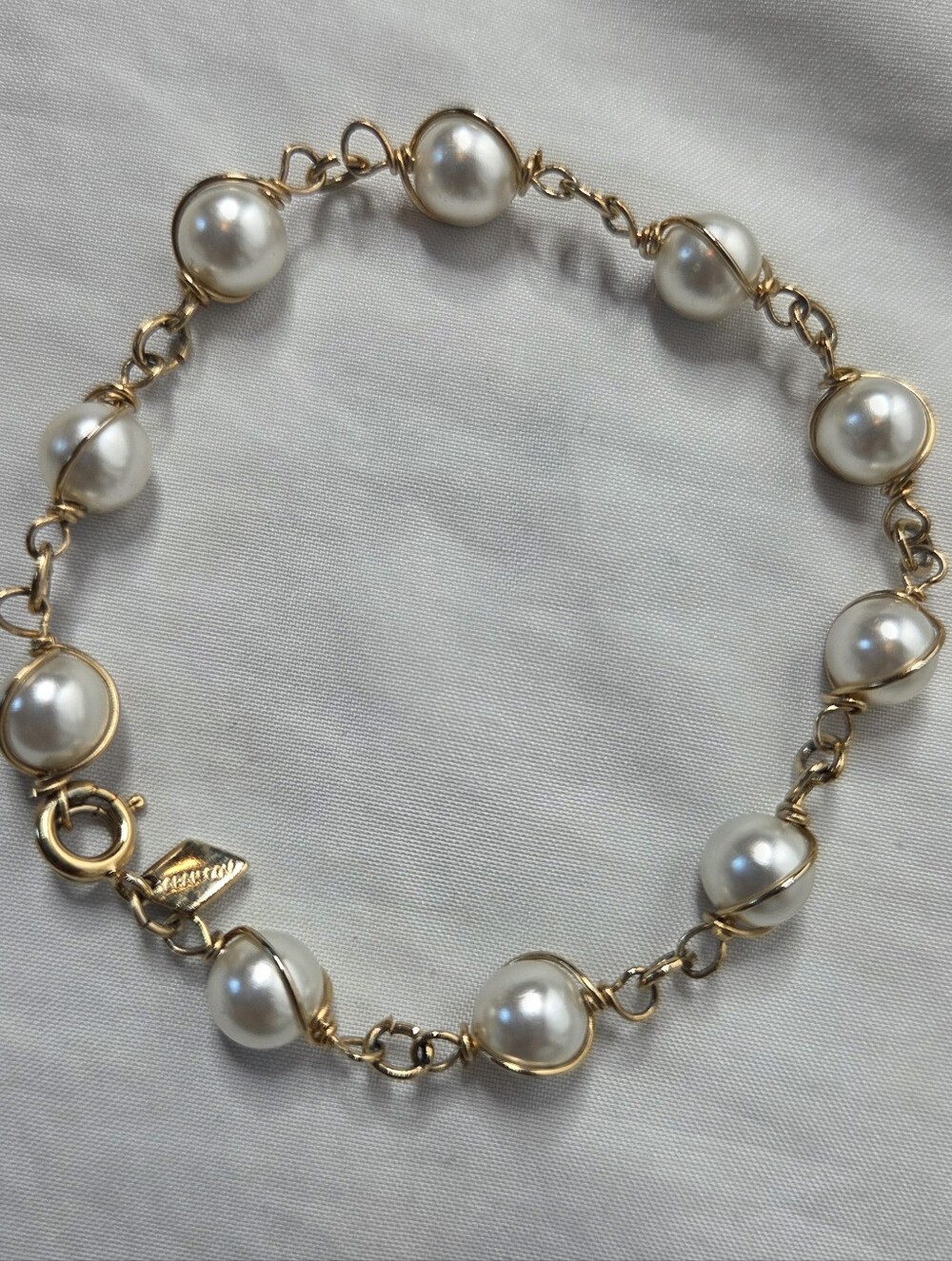 Sarah Coventry Vintage Classic White Pearl and Gold Wire Bracelet